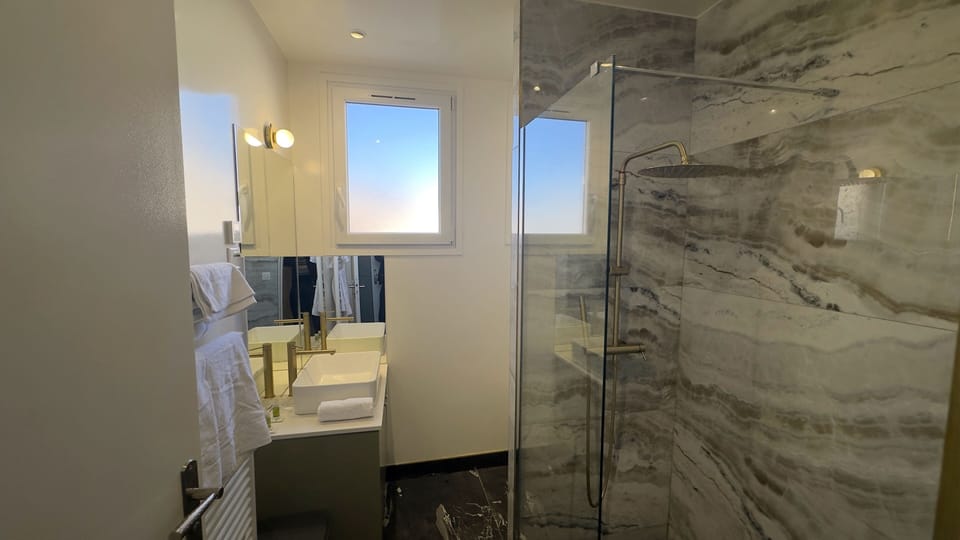 Classic Room, 1 Queen Bed | Bathroom | Shower, free toiletries, towels, soap