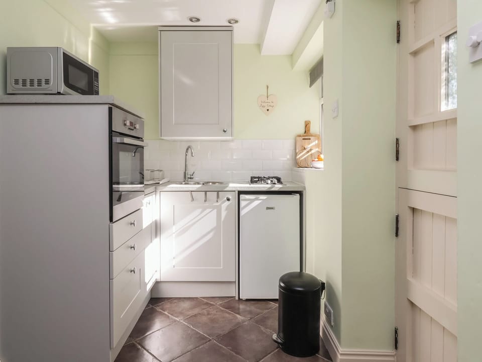 Cottage | Private kitchen | Fridge, toaster, cookware/dishes/utensils
