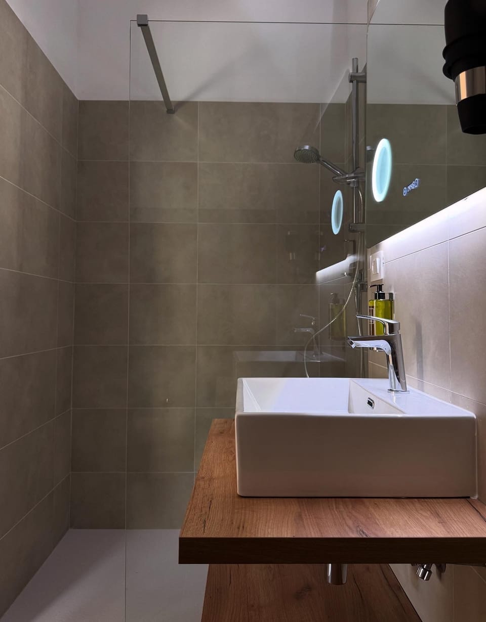Double Room, Non Smoking | Bathroom | Shower, hair dryer, bidet, towels