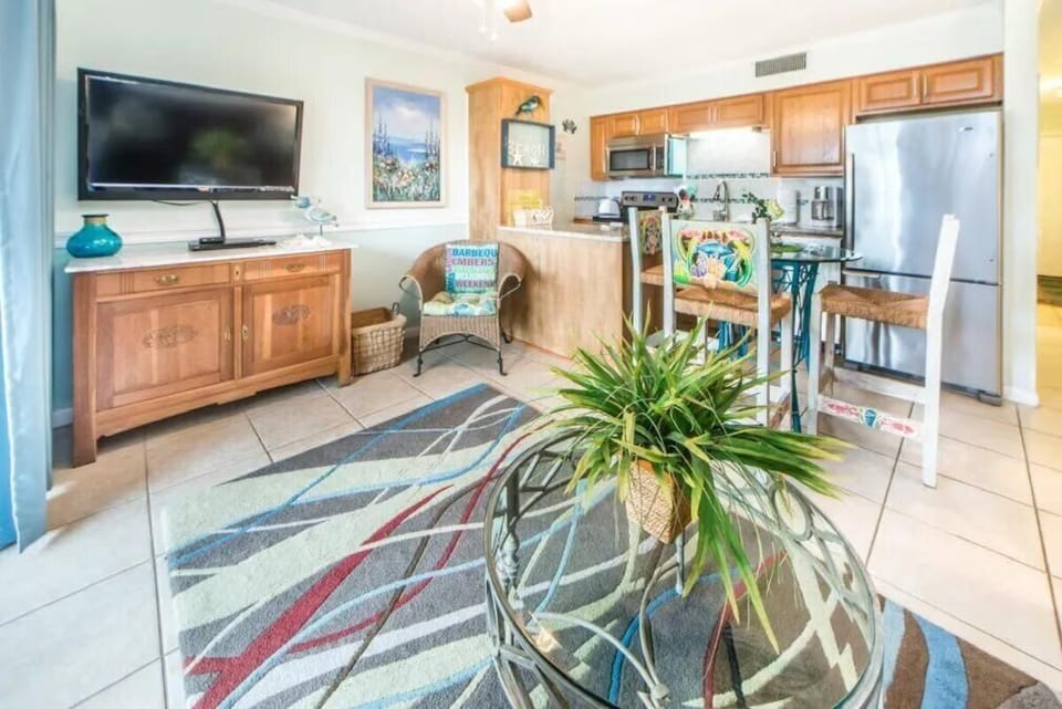 Condo, 1 King Bed with Sofa bed (Blue Surf 17A) | Interior