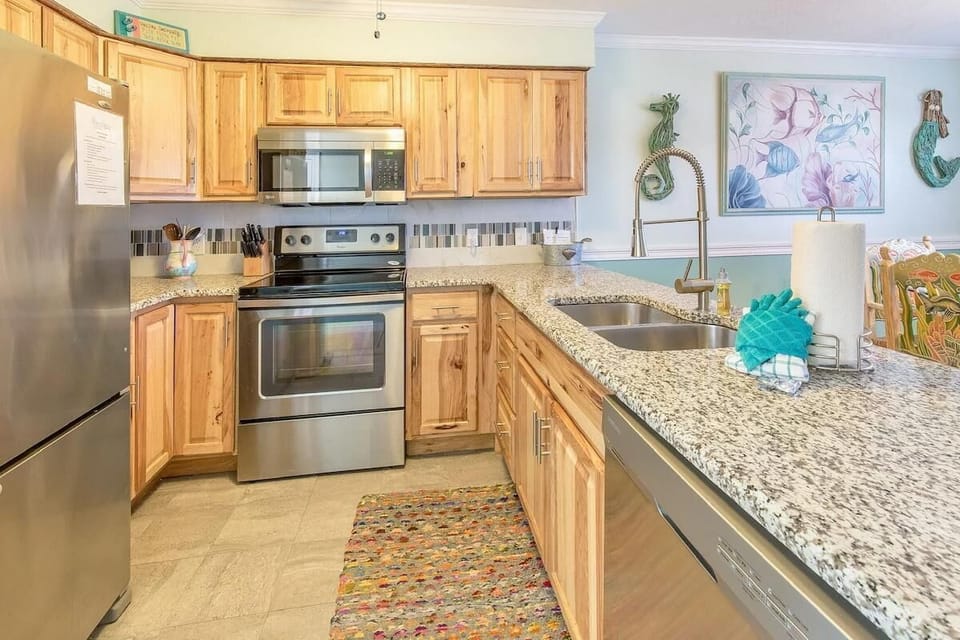House, Multiple Beds (Blue Surf 17B) | Private kitchen | Oven, toaster