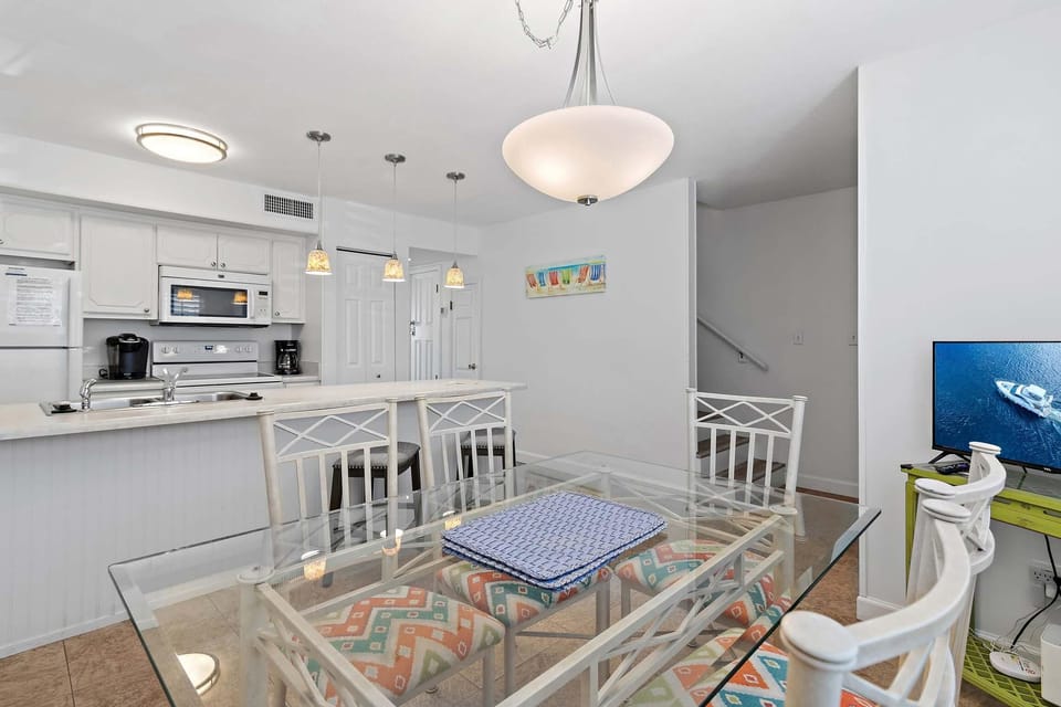 House, Multiple Beds (Blue Surf 22) | Dining