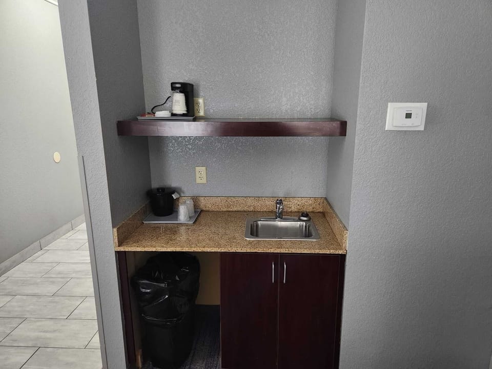 Deluxe Room, 1 King Bed, Non Smoking | Premium bedding, down comforters, pillowtop beds, desk