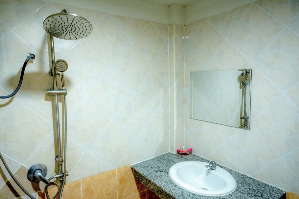 Superior Twin Room, Garden View | Bathroom