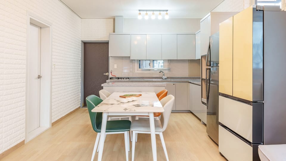 Basic Room, 3 Bedrooms (Dog Flirting(Private house)) | 3 bedrooms, free WiFi
