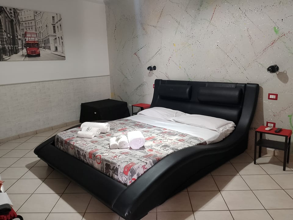 Comfort Room | Blackout drapes, iron/ironing board, WiFi (free)