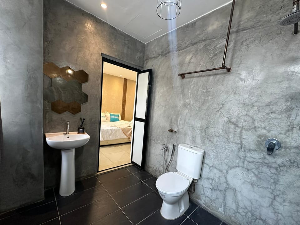 Deluxe Double Room, 1 King Bed, City View | Bathroom | Shower, rainfall showerhead, free toiletries, hair dryer
