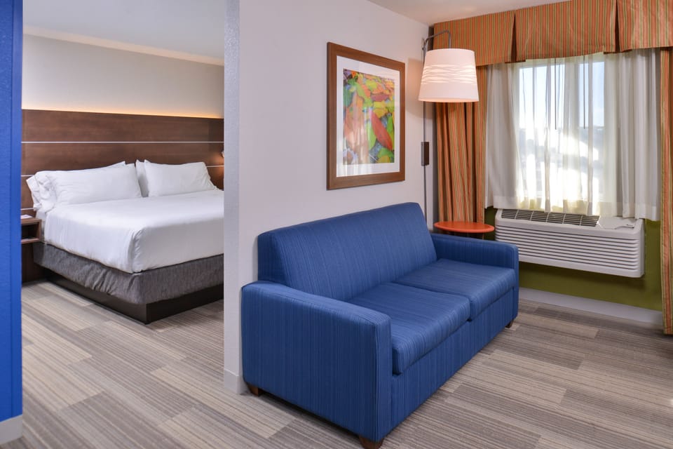 Premium bedding, in-room safe, desk, iron/ironing board