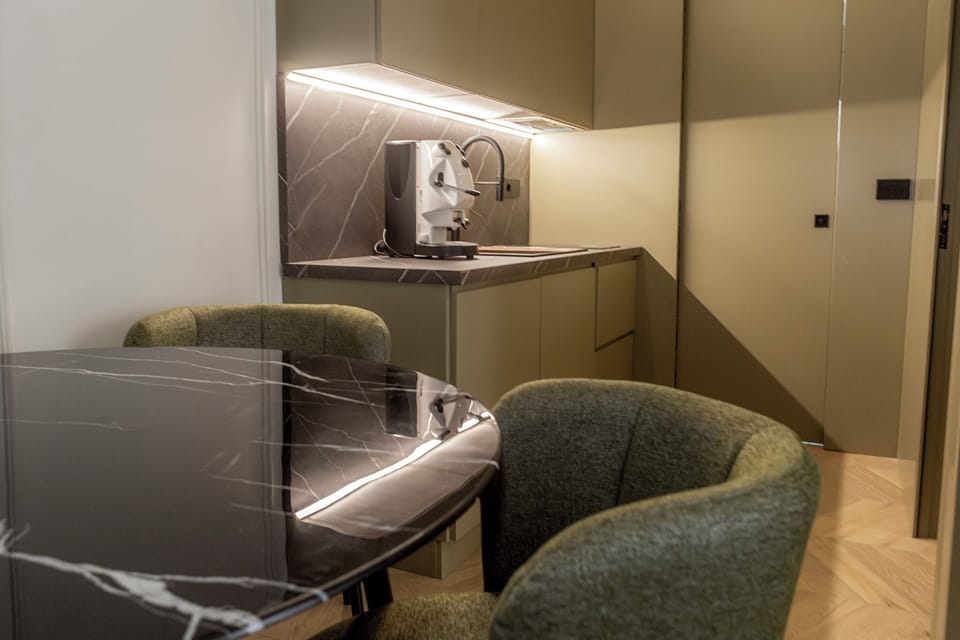 Deluxe Room | Private kitchen | Mini-fridge, stovetop