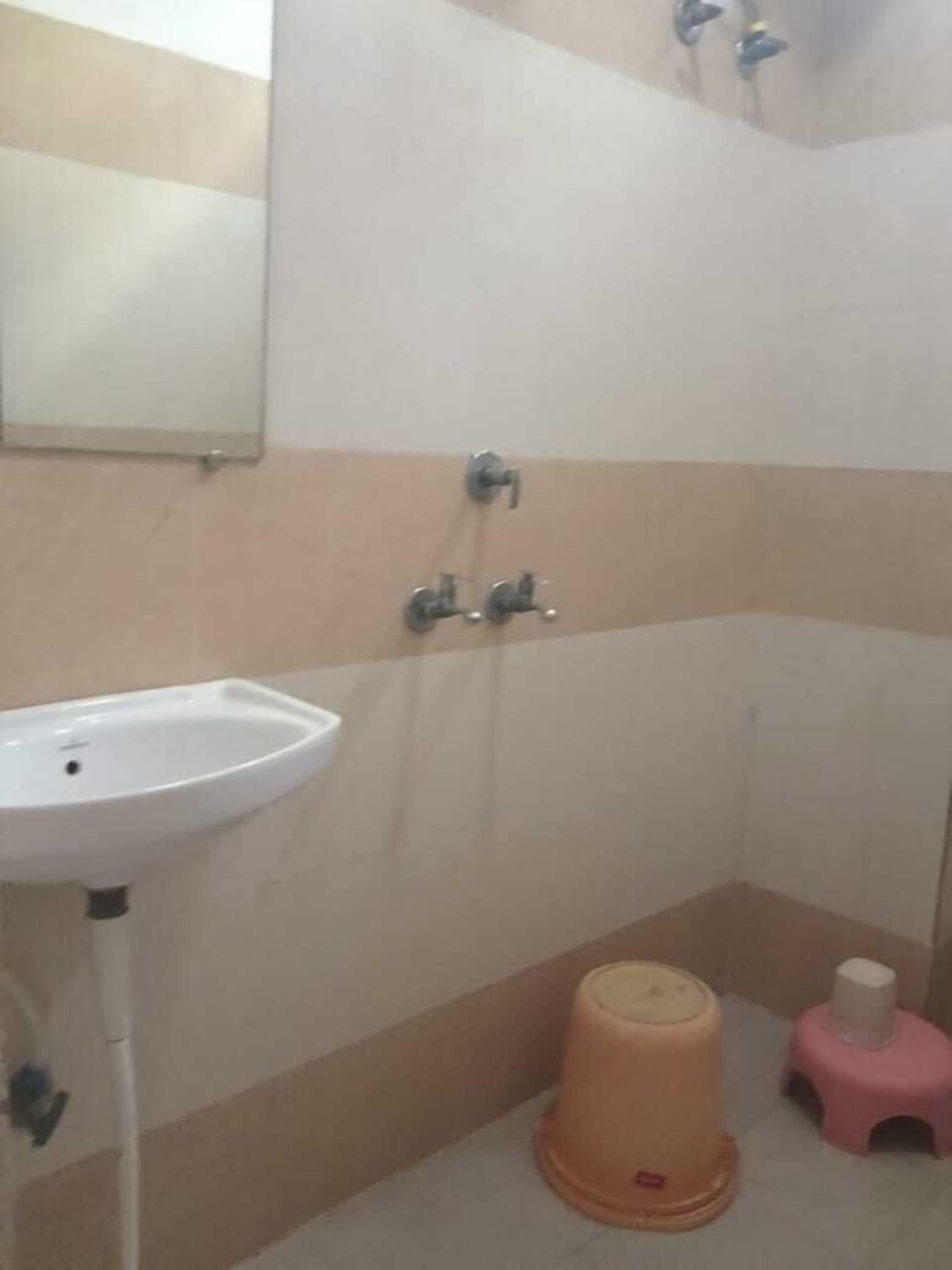 Deluxe Room | Bathroom | Shower, free toiletries, towels, soap
