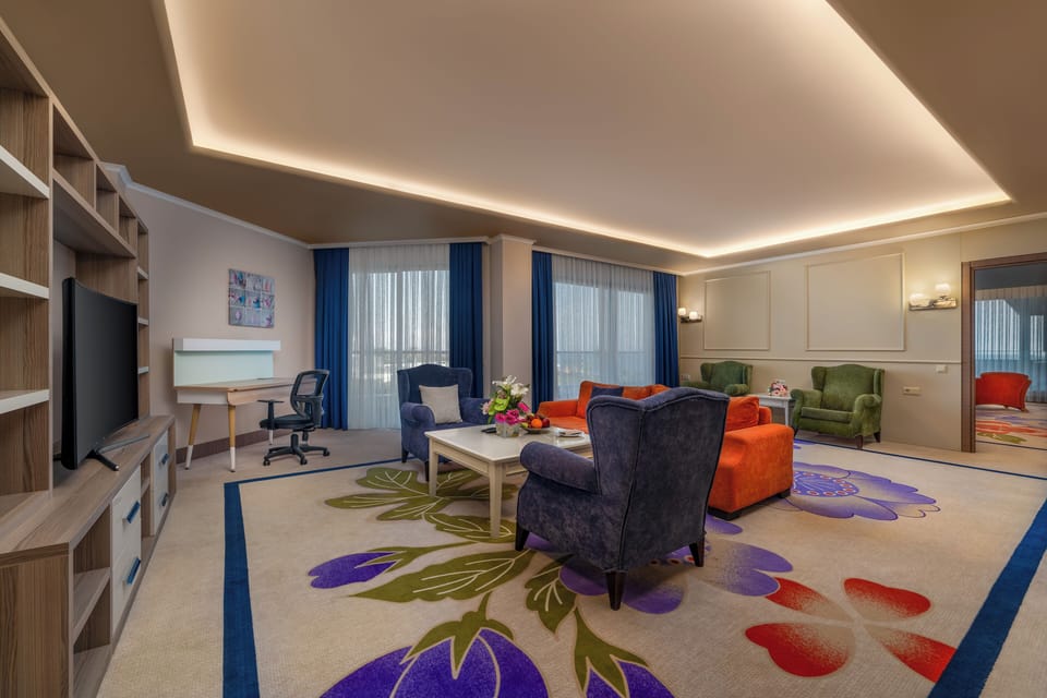 De Luxe Suite | Premium bedding, minibar, in-room safe, desk