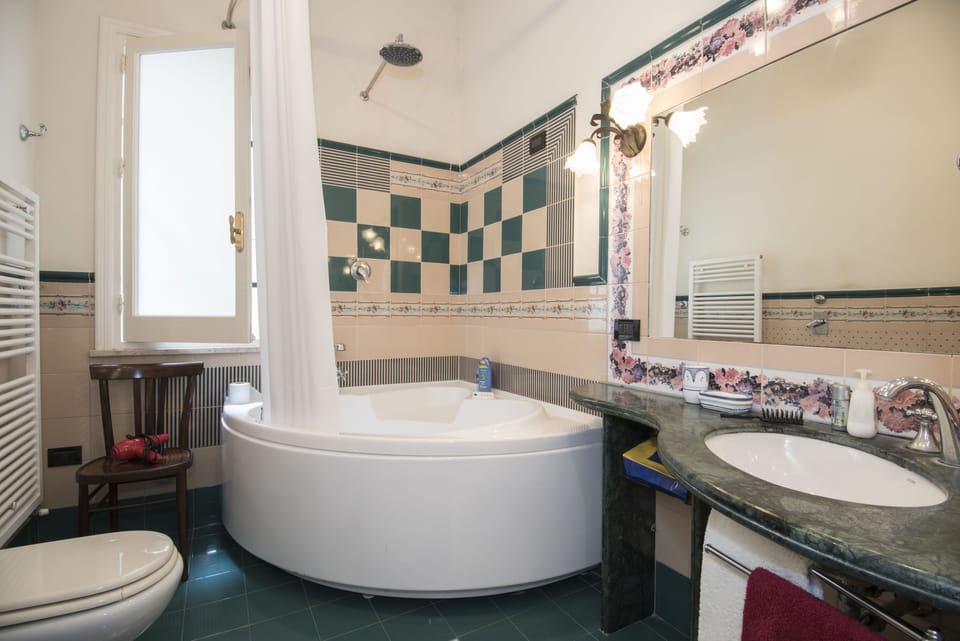 Double Room | Bathroom | Free toiletries, hair dryer, bidet, towels
