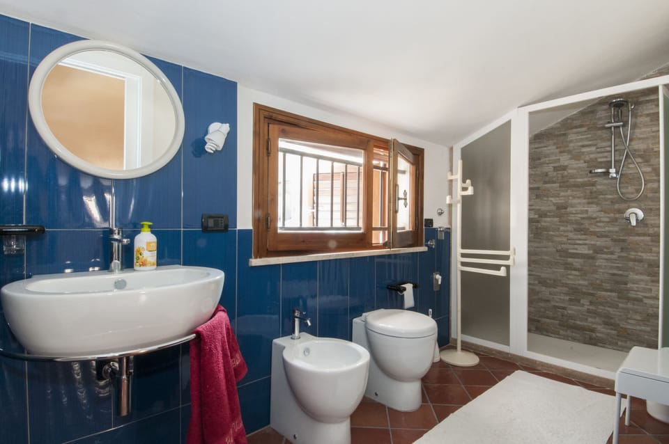 Family Room | Bathroom | Free toiletries, hair dryer, bidet, towels
