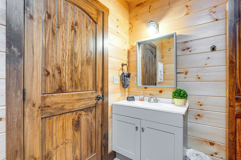 15 Mi to Hocking Hills: Secluded Cabin w/ Hot Tub Cottage in Ohio