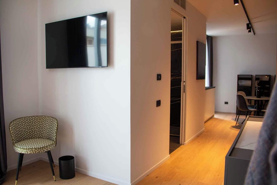 Elite Room | Living area | Flat-screen TV, books, heated floors, stereo