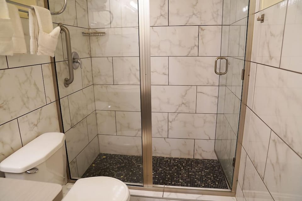 Standard Room (Queen) | Premium bedding, pillowtop beds, desk, laptop workspace