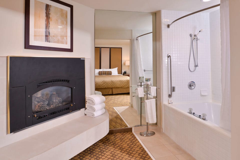 Standard Room, 1 King Bed, Non Smoking, Jetted Tub | Bathroom | Combined shower/tub, free toiletries, hair dryer, towels