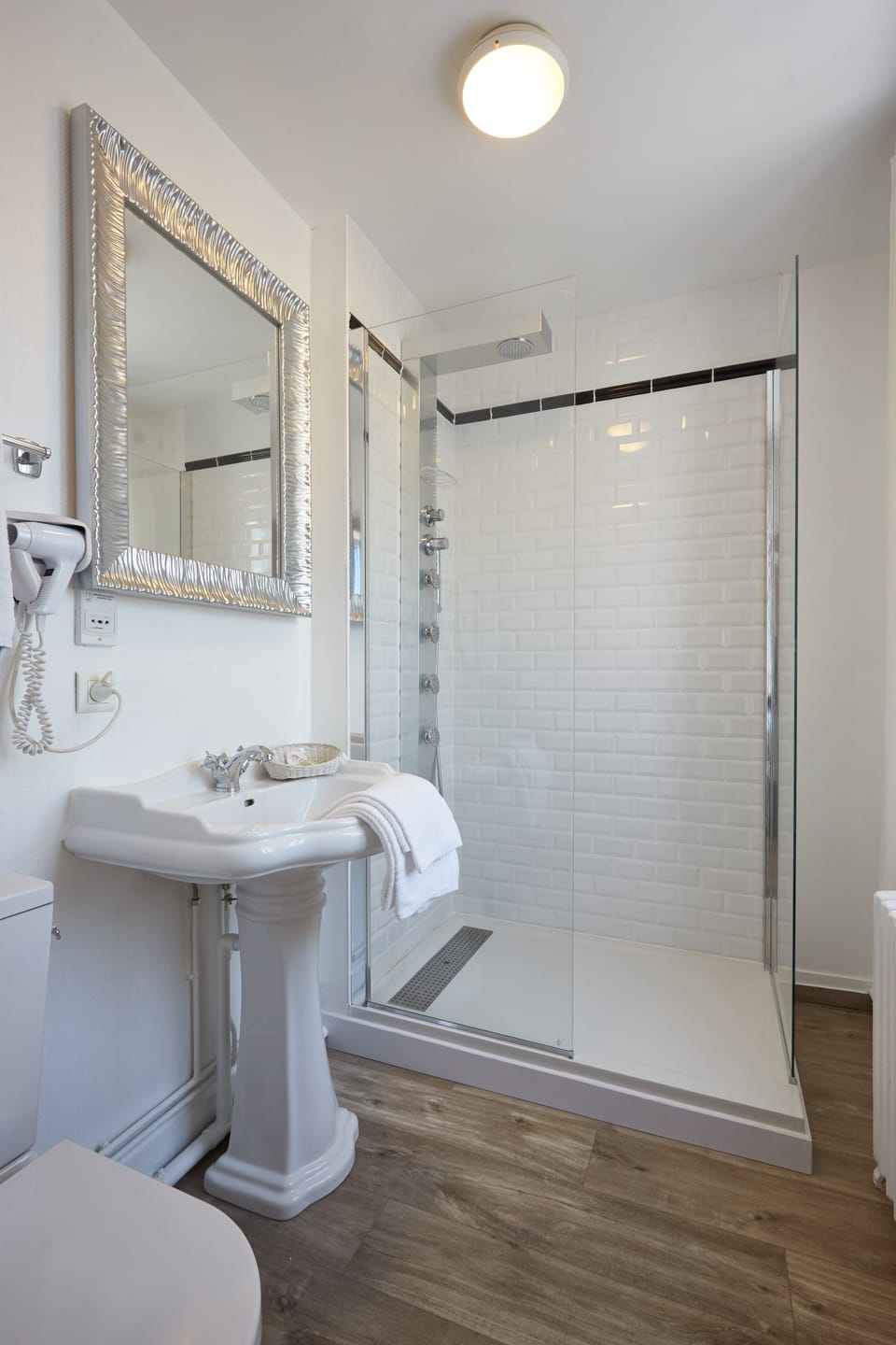 Comfort Patio Room | Bathroom | Shower, free toiletries, hair dryer, towels