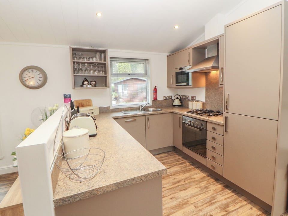 Cottage | Private kitchen | Dishwasher, cookware/dishes/utensils