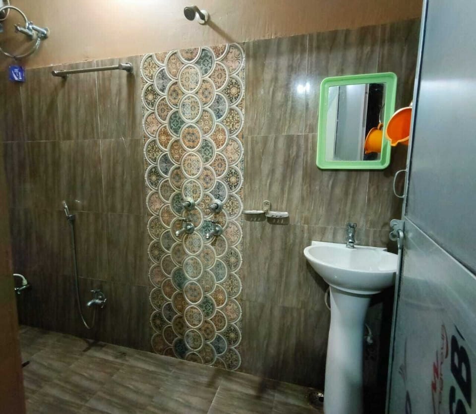 Deluxe Triple Room, Sea View | Bathroom | Shower, free toiletries, towels, soap