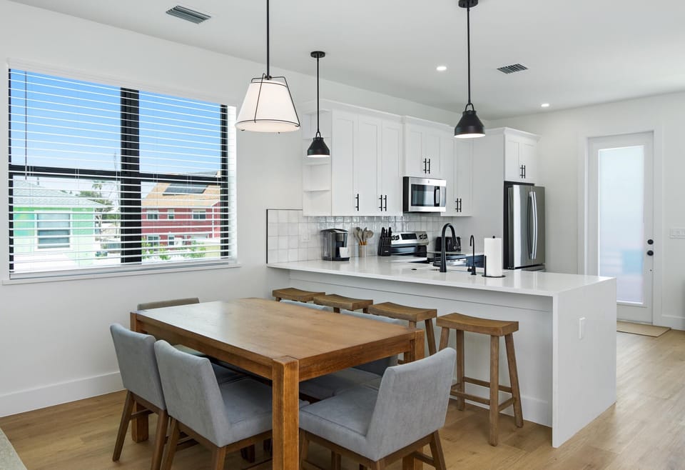 House, Multiple Beds (Ocean Oasis) | Dining