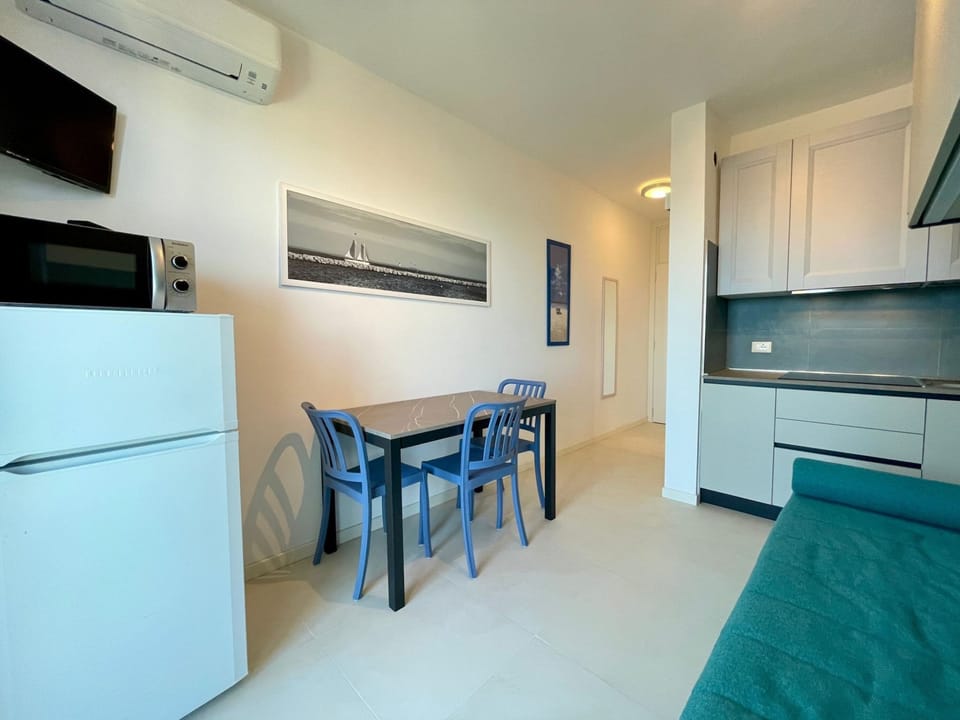 Studio, Balcony, Ocean View | Dining room