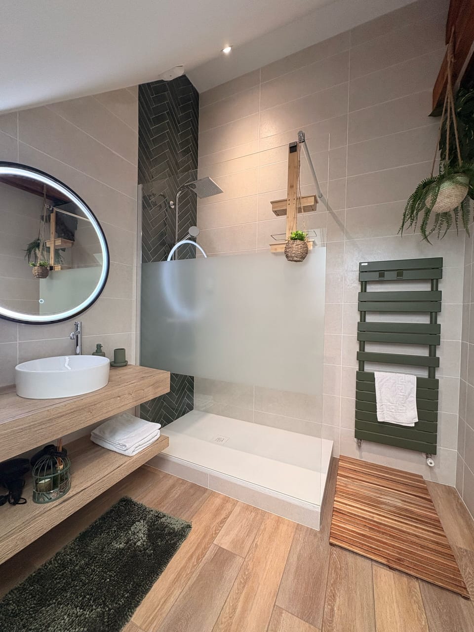 Business Room | Bathroom | Free toiletries, hair dryer, bathrobes, towels