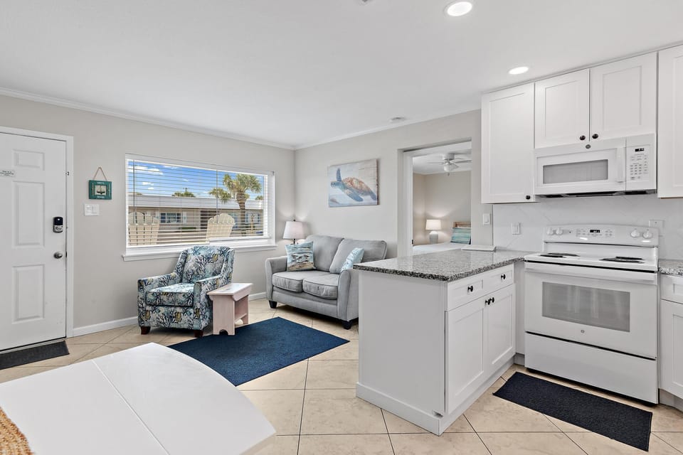 House, 1 King Bed (Capri by the Gulf 105) | Interior