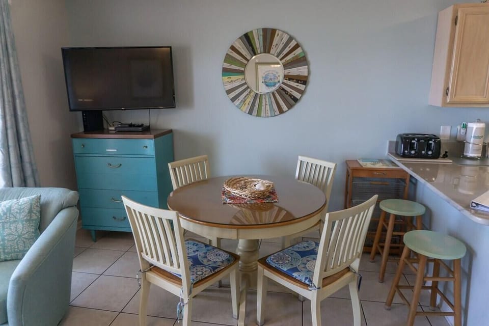 Condo, 1 King Bed with Sofa bed (Summerspell 303) | Dining