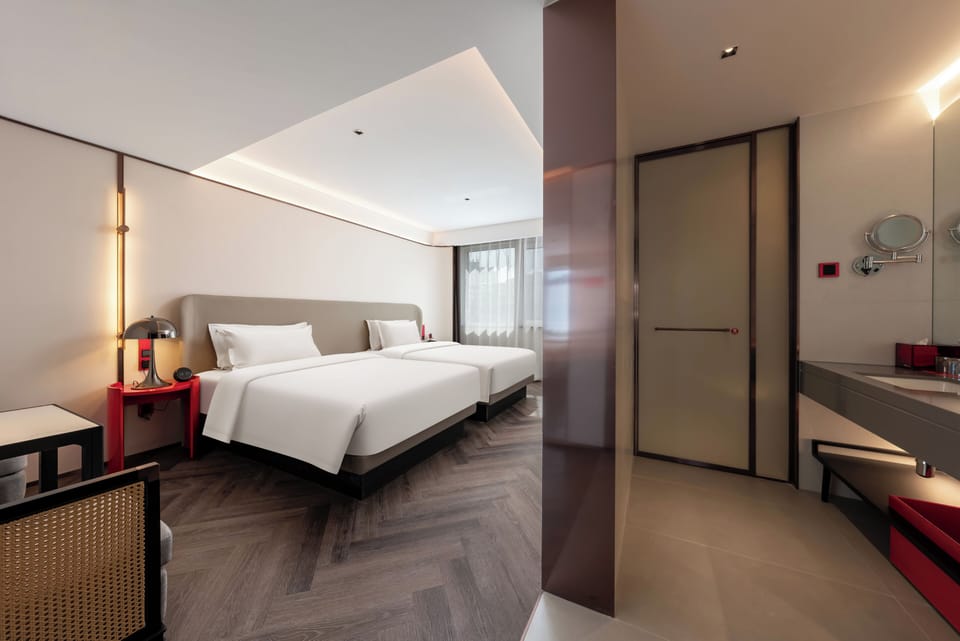 Qinxin twin room | Down comforters, desk, laptop workspace, blackout drapes
