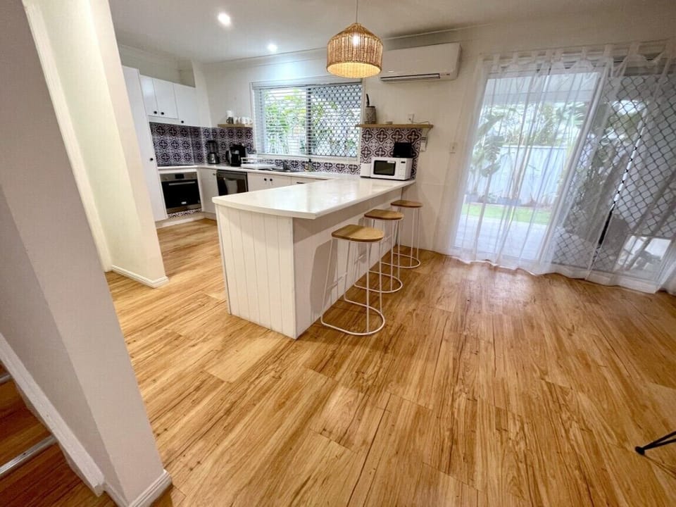Deluxe Townhome, 3 Bedrooms | Private kitchen | Electric kettle, toaster
