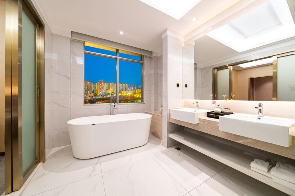 Royal Studio Suite | Bathroom | Hair dryer, towels, soap, shampoo