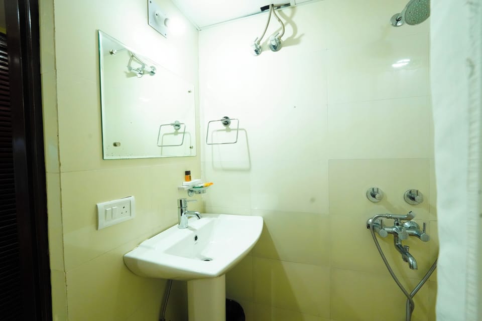 Executive Double Room | Bathroom | Shower, free toiletries, shampoo, toilet paper