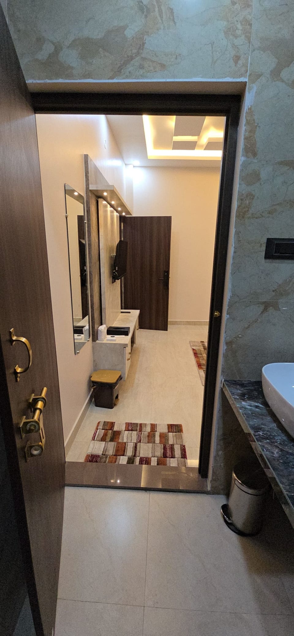 Deluxe Room | Bathroom | Shower, free toiletries, hair dryer, slippers