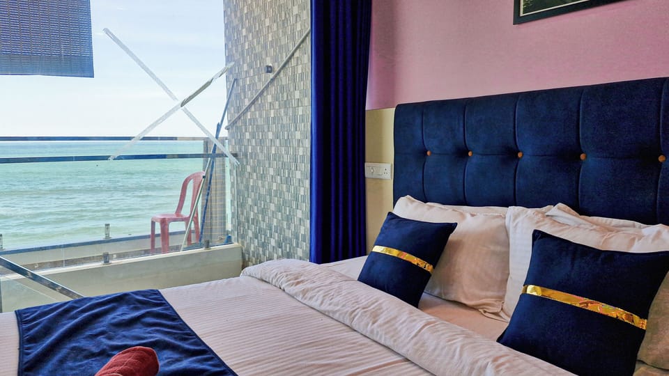 Studio Suite, Sea View | Iron/ironing board, free WiFi
