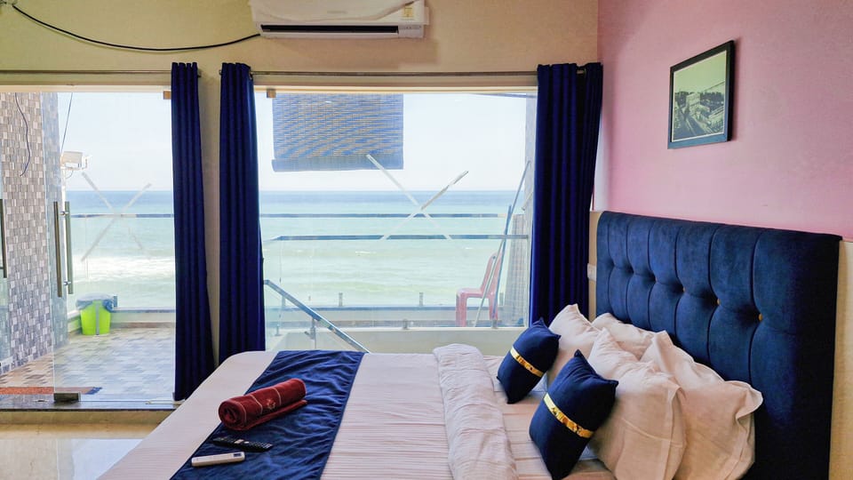 Studio Suite, Sea View | Iron/ironing board, free WiFi