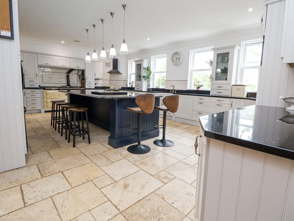 Cottage | Private kitchen | Fridge, microwave, toaster, cookware/dishes/utensils