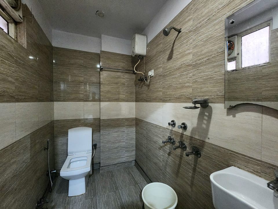 Standard Triple Room | Bathroom | Shower, towels, soap, shampoo
