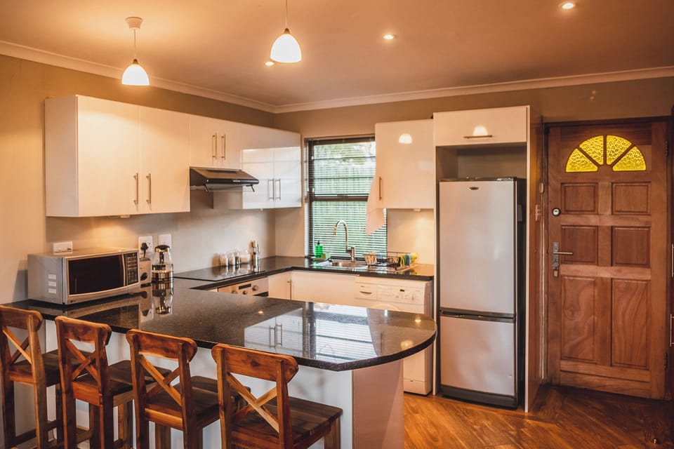 Luxury Cottage | Private kitchen | Full-size fridge, oven, stovetop, toaster