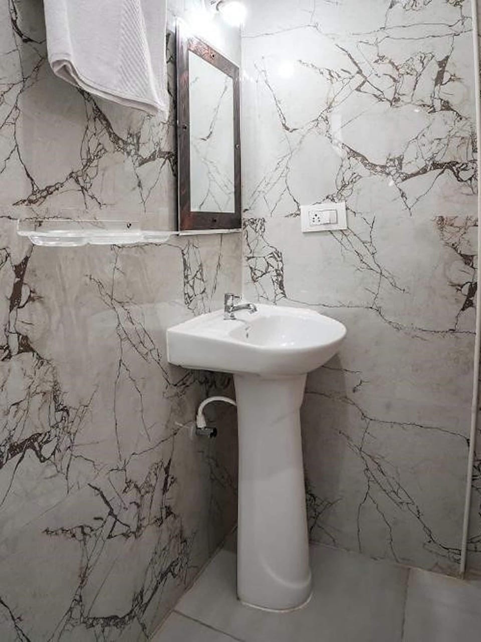 Deluxe Room | Bathroom | Shower, free toiletries, towels