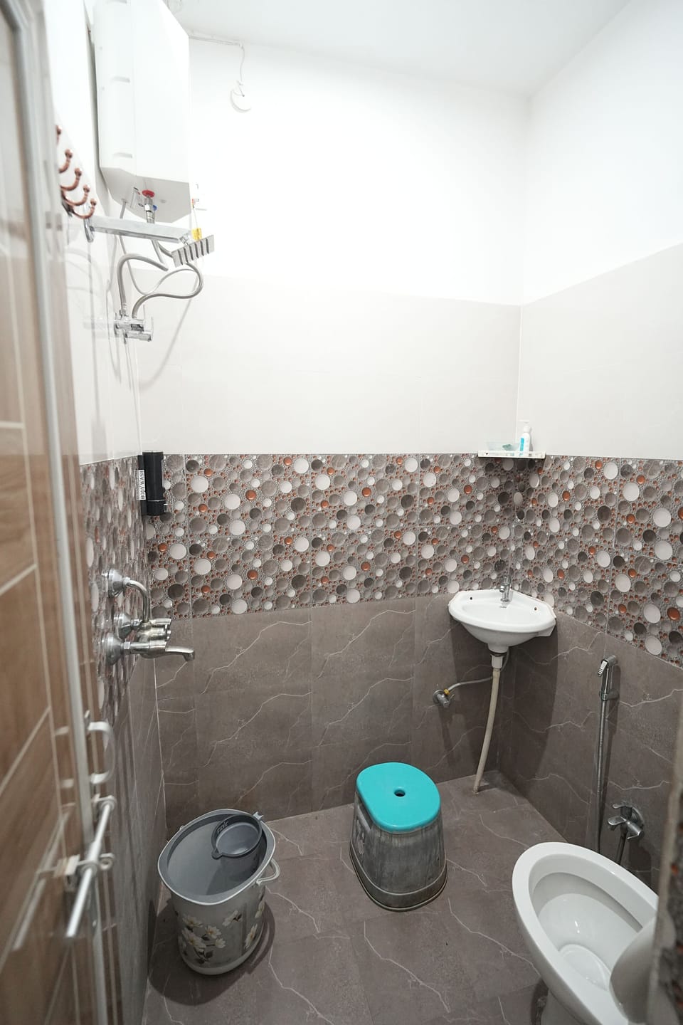 Standard Room | Bathroom | Shower, bathrobes, slippers, towels