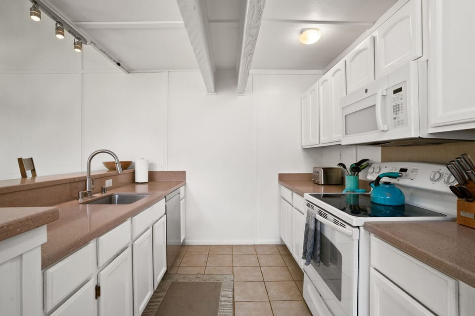 Condo, 3 Bedrooms | Private kitchen | Coffee/tea maker, fridge, oven, toaster