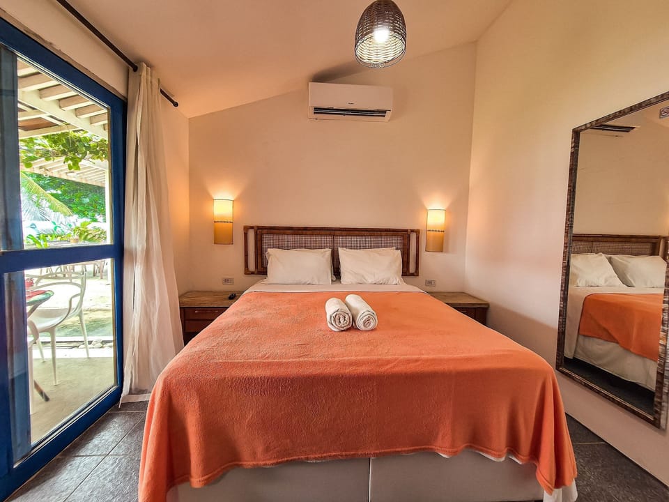 Suite | Desk, laptop workspace, free WiFi
