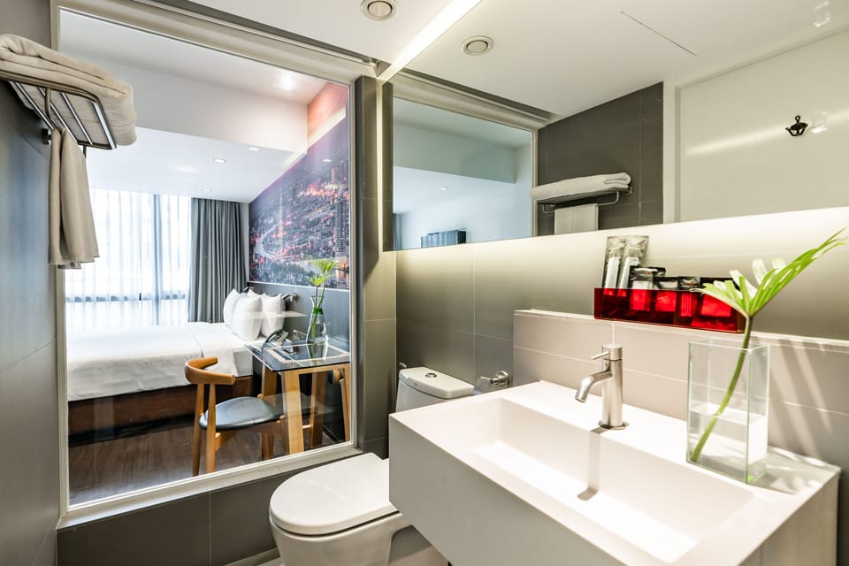 Deluxe Room, Pool View | Bathroom | Shower, rainfall showerhead, free toiletries, hair dryer