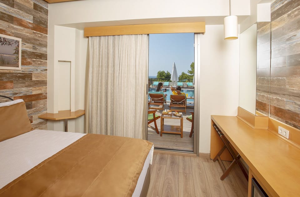 Family Room | Premium bedding, minibar, in-room safe, soundproofing