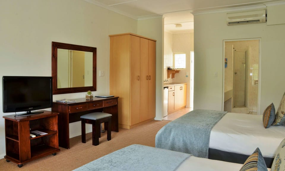 Standard Quadruple Room | Living area | TV