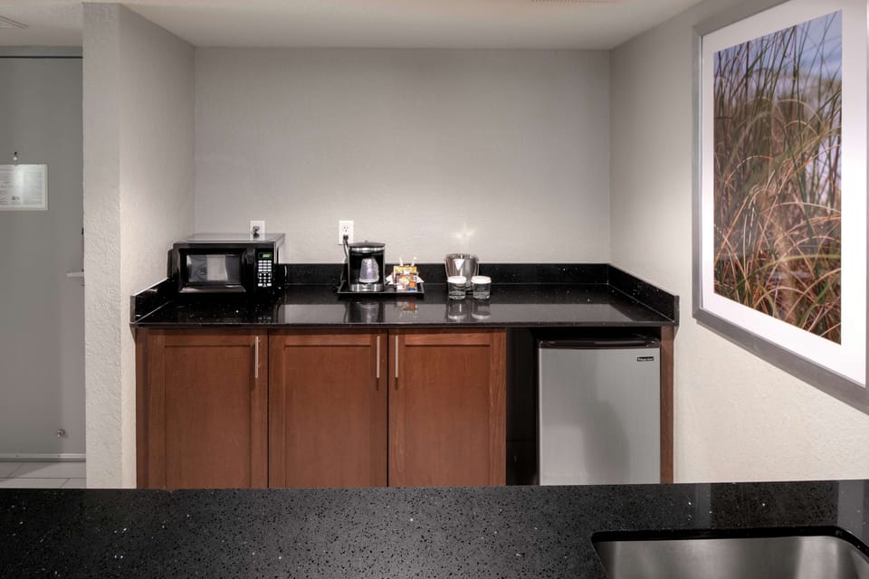 Deluxe Suite, 1 Bedroom, 1 King | Pillowtop beds, in-room safe, desk, blackout drapes