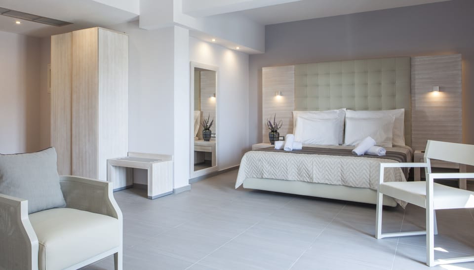 In-room safe, soundproofing, free WiFi, bed sheets