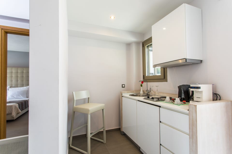 In-room safe, soundproofing, free WiFi, bed sheets