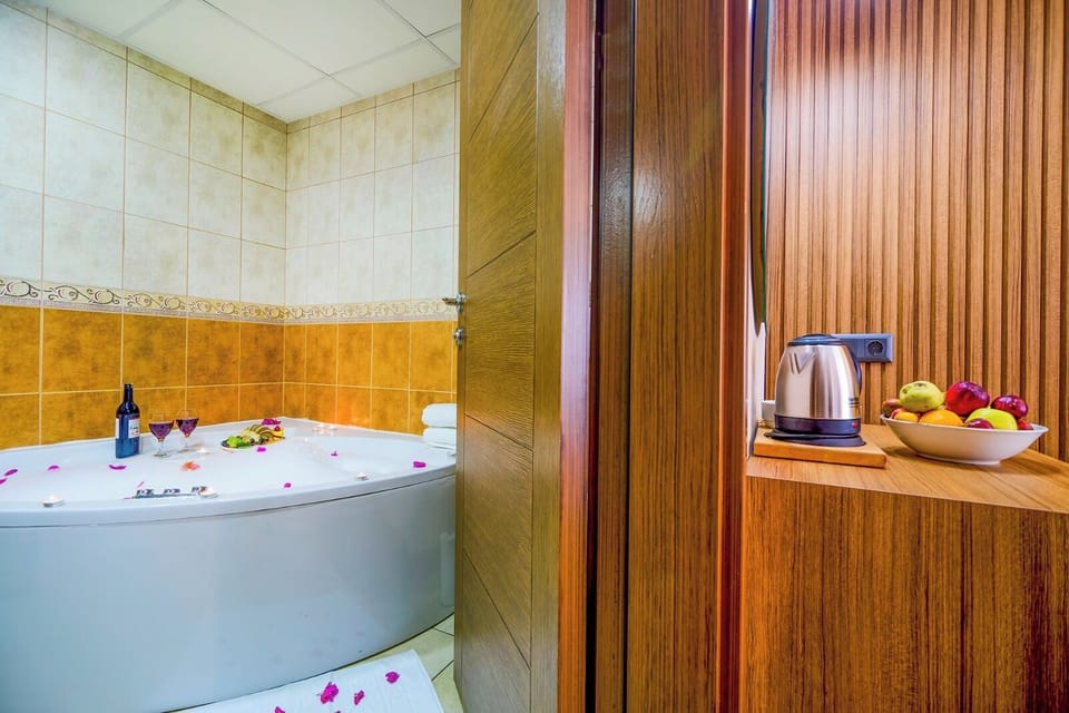 Suite, Lake View | Bathroom | Shower, hydromassage showerhead, designer toiletries, hair dryer